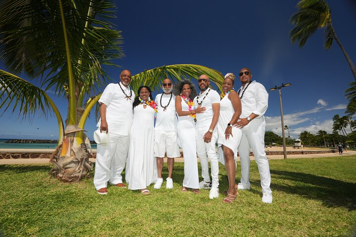 1 Hour Family/Group Photography Honolulu Beautiful and Magical  - Photo 1 of 22